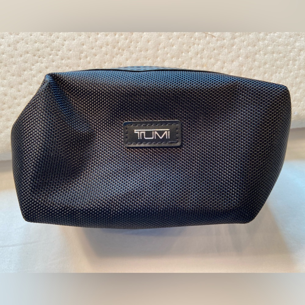 Tumi Small travel bag, zipper closure‎